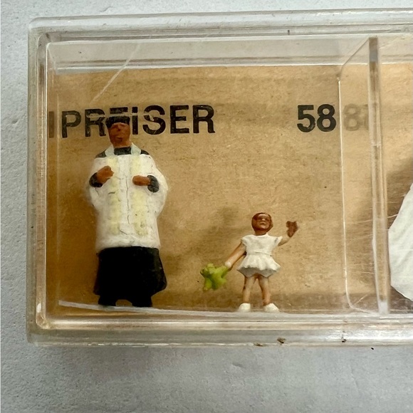 Vintage (New) PREISER HO Scale 58 Bridal Party Set Priest Bride Groom Guests - Picture 3 of 9
